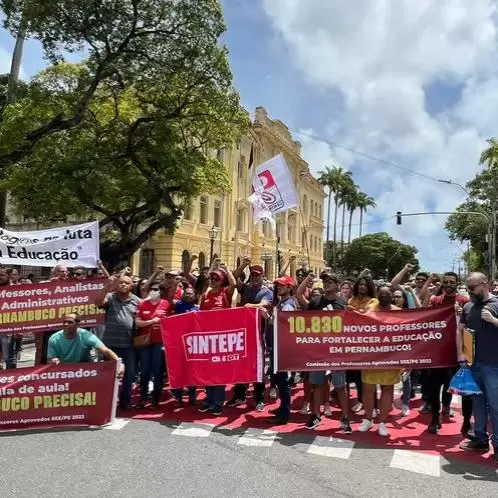 Professores aprovados em concurso público de 2022 fazem protesto 